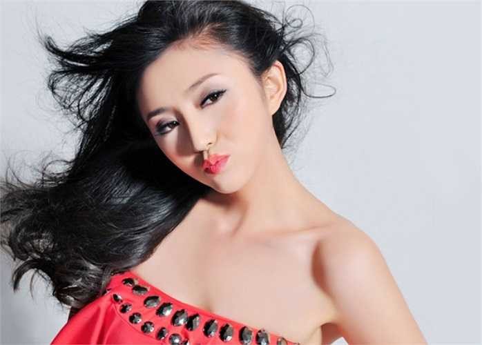 5. Đào Lân Trúc, sinh năm 1987 ở Thành Đô, Trung Quốc, tốt nghiệp khoa thanh nhạc Học viện Âm nhạc Tứ Xuyên sau đó ở lại trường làm giảng viên. (Theo Ione)