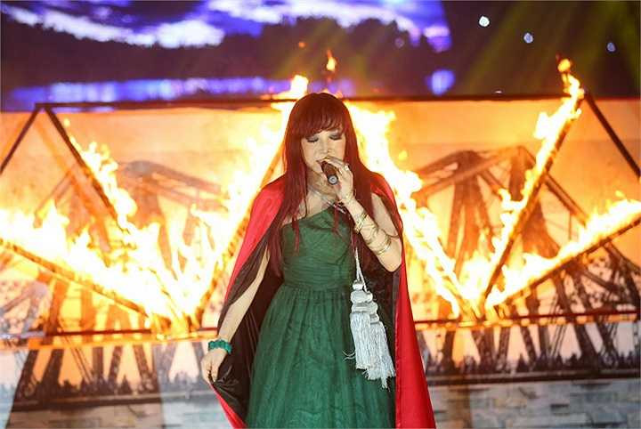 Trả nợ tình xa là tiết mục ấn tượng nhất của Bảo Yến. Trong cái nóng rừng rực của những ngọn lửa được đốt ngay trên sân khấu, nữ ca sĩ đã có màn trình diễn thật 'bốc lửa'