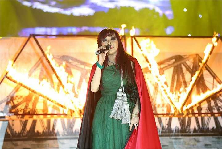 Ca khúc vốn quen thuộc với nhiều giọng hát nổi tiếng này trở nên hấp dẫn và cuốn hút hơn qua phần xử lý của Bảo Yến. 