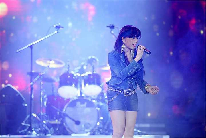 Chị cũng được đánh giá là ca sỹ Việt Nam hát tiếng Anh chuẩn phát âm và đúng chất 'Tây' của người bản xứ nhất. 