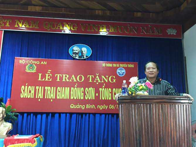 Bộ TT&TT trao tặng sách cho Trại giam Đồng Sơn