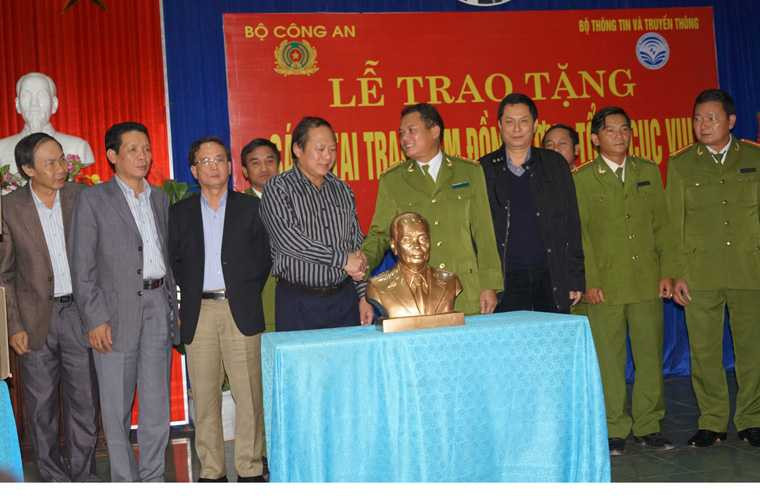 Bộ TT&TT trao tặng sách cho Trại giam Đồng Sơn