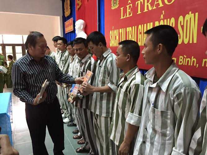 Bộ TT&TT trao tặng sách cho Trại giam Đồng Sơn