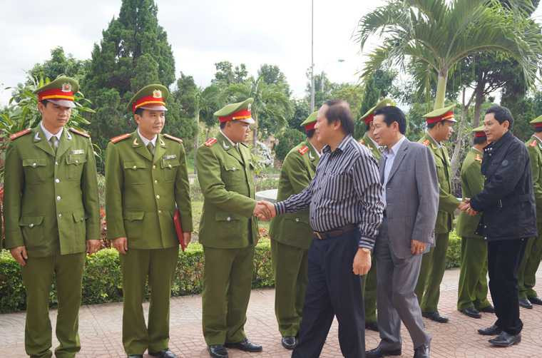 Bộ TT&TT trao tặng sách cho Trại giam Đồng Sơn