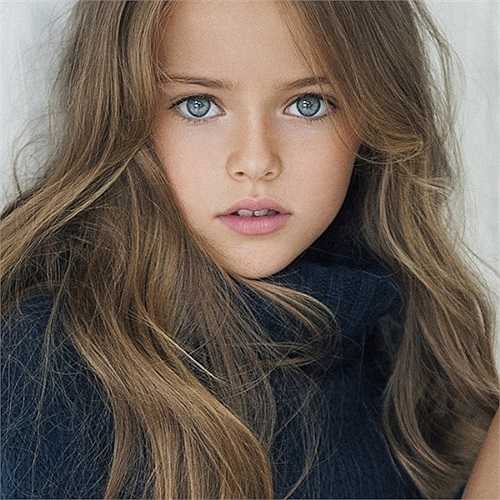 Kristina Pimenova, sinh năm 2005, là mẫu nhí nổi tiếng của xứ Bạch Dương với đôi mắt xanh trong veo hút hồn, gương mặt búp bê trong sáng như thiên thần.