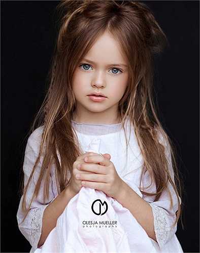 Cô bé bắt đầu làm mẫu từ năm lên 3, tự nhiên và rất ăn hình.