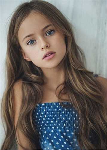 Đôi mắt xanh như ngọc tuyệt đẹp là đặc điểm gây ấn tượng mạnh với mọi người của siêu mẫu nhí.