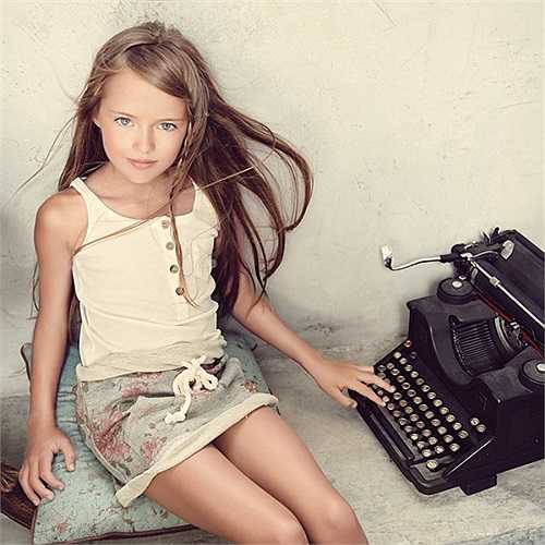 Mẹ của Kristina tỏ ra bức xúc trước những lời luận tiêu cực và phản pháo: 'Những người thấy có yếu tố sexy trong những bức ảnh này đều lệch lạc giới tính và họ mới là người cần tới gặp bác sĩ'.