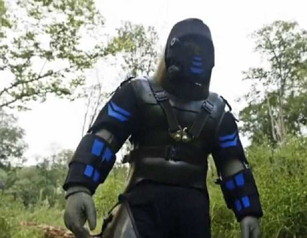 Kinh dị người đàn ông tự nguyện chui vào bụng trăn khổng lồ