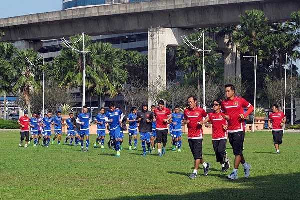 Giáo án mà nhà cầm quân người Nhật Bản đưa ra cũng rất nhẹ nhàng. Cầu thủ chỉ chạy quanh sân vài vòng rồi căng cơ, sau đó trở về khách sạn.(Ảnh: VFF)
