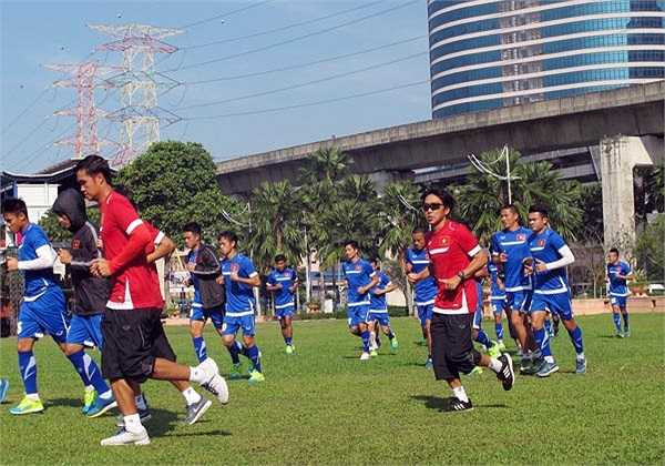 Không gian thoáng đãng của sân tập cùng bầu không khí dịu mát và trong lành của buổi sáng đã khiến các cầu thủ cảm thấy rất hưng phấn, dễ chịu.(Ảnh: VFF)