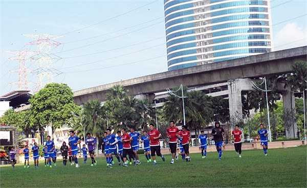 Tất cả đều tràn đầy năng lượng, sẵn sàng bước vào thử thách lớn trên sân khách trong trận đấu gặp ĐT Malaysia, diễn ra trên sân Shah Alam vào lúc 19h00 (giờ Việt Nam) tối nay.(Ảnh: VFF)