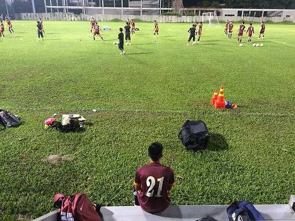 Trong buổi tập tối qua, HLV Miura cũng không đòi hỏi cao ở các cầu thủ. (Ảnh: TNO)