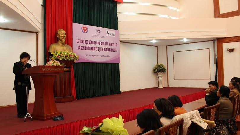 GS.TS.TTND Huỳnh Thị Phương Liên - Chi hội trưởng Chi hội Nữ trí thức Liên ngành đọc khai mạc hội nghị