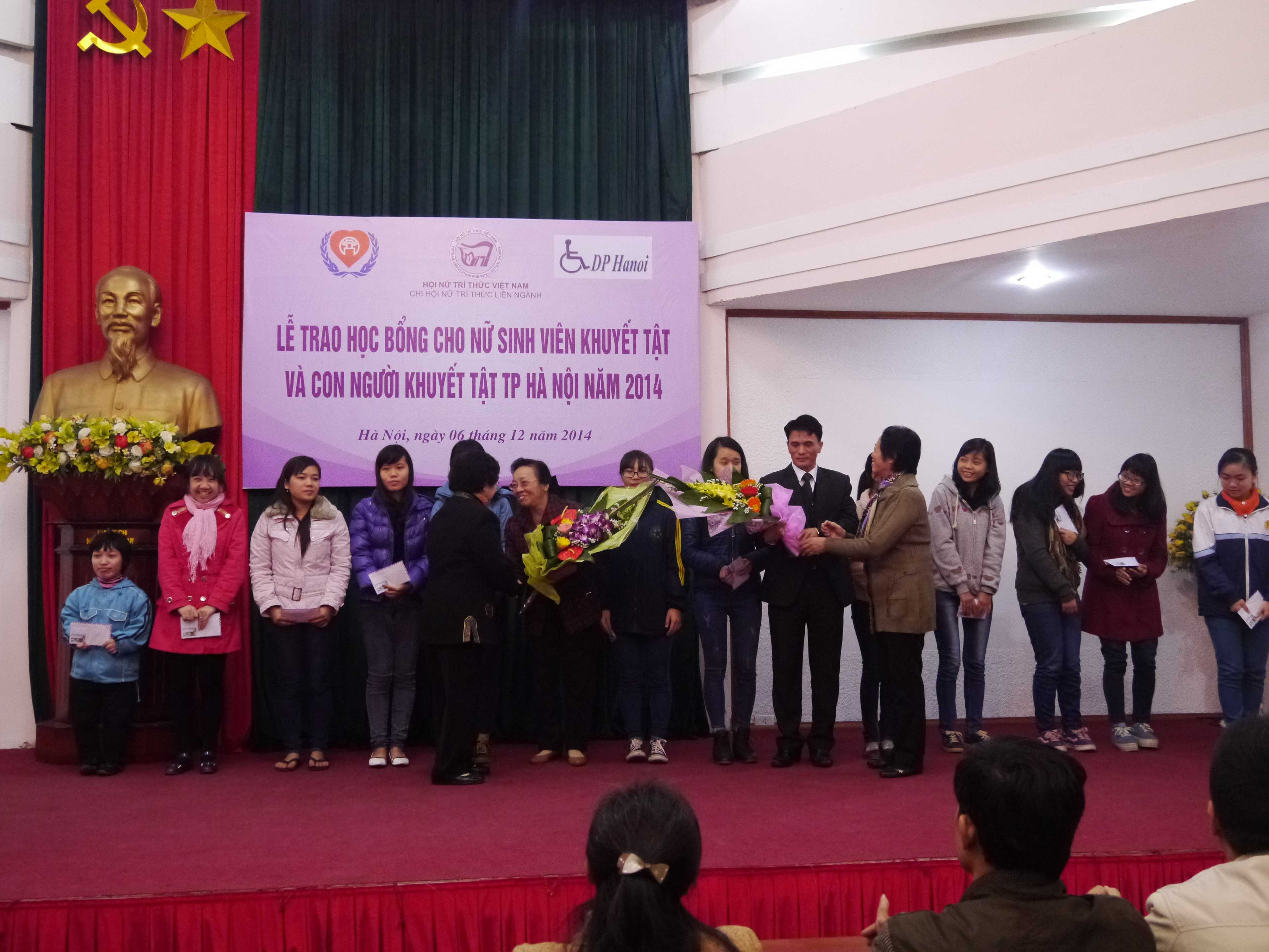 12 nữ sinh khuyết tật nhận học bổng 72 triệu đồng