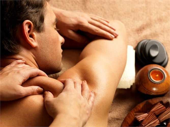 Massage cổ: Bạn có thể nhờ người để xoa bóp cổ và lưng của bạn. Điều này có tác dụng giảm nhẹ căng thẳng và áp lực đồng thời tăng cường lưu thông máu lên đầu giúp bạn đi qua cơn đau ngay lập tức. 