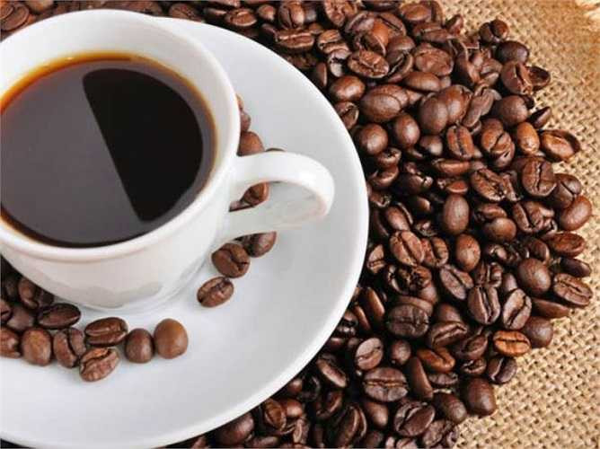 Một tách cà phê khi có dấu hiệu của nhức đầu là liệu pháp hữu hiệu bởi chất caffeine có tác dụng giảm đau. Tuy vậy, nếu bạn tiêu thụ quá nhiều, quá thường xuyên sẽ gây mất ngủ, dẫn đến đau đầu.