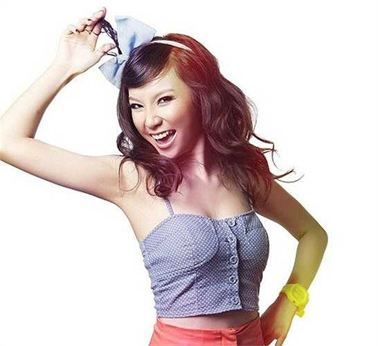 Năm 2011, khi nhóm nhạc B.sily tan rã, Hạnh Sino vẫn solo chọn con đường ca hát.