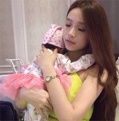 Tháng 11/2013, Huyền Baby sinh con gái đầu lòng. Tuy mới sinh, nhưng Huyền vẫn giữ được vóc dáng vóc dáng thon gọn.