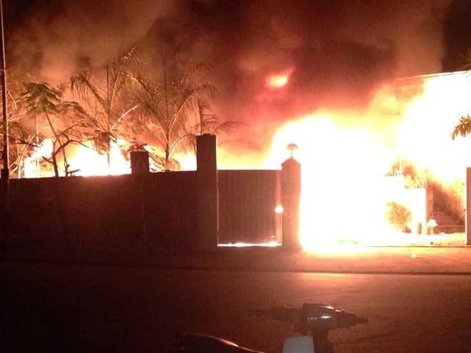 Cảnh sát phá tường, mở đường chữa cháy trong đêm