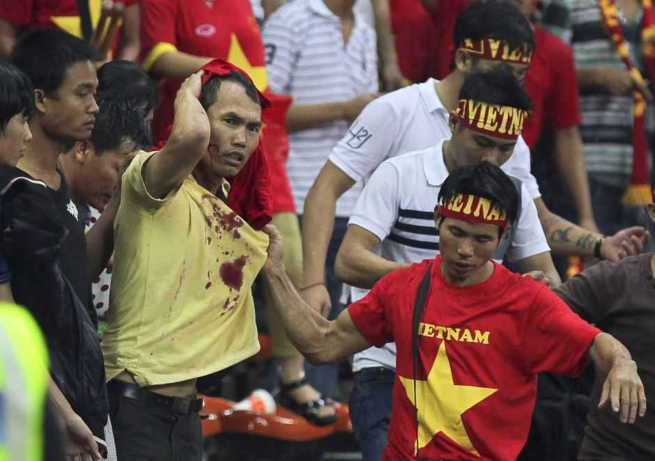CĐV Việt Nam bị đánh