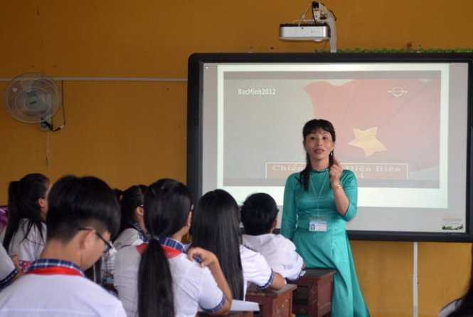 Cô Nguyễn Thị Hồng Trinh dạy sử bằng thơ