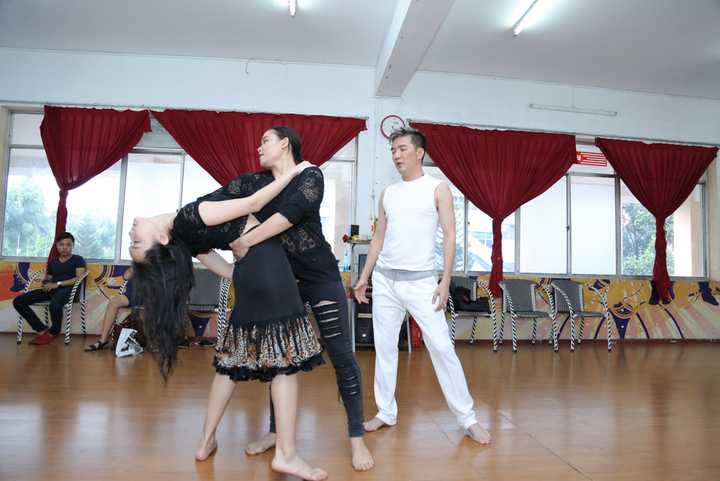 Mr Đàm đã có buổi tập nhảy cùng Á quân So you think you can dance 2013 Mỹ An. Mỹ An sẽ kết hợp cùng Mr Đàm trong ca khúc Chuyện tình yêu. 