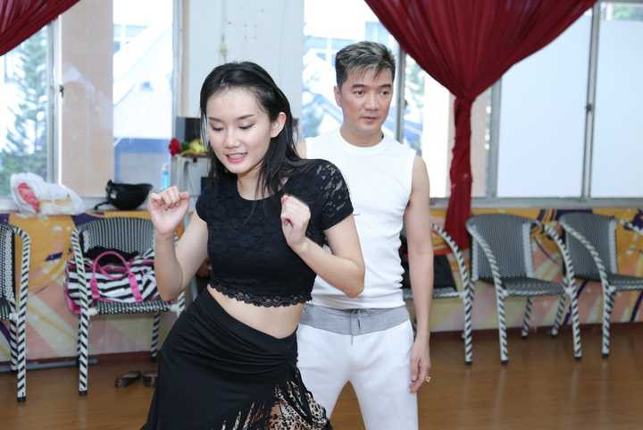 Hiểu được sự lo lắng của Mr Đàm, kiện tướng dancesport Mỹ An đã rất tận tình trong việc tập luyện cùng nam ca sỹ, cô chia sẻ rằng được kết hợp với anh Hưng trong một liveshow lớn như Thương hoài ngàn năm 2 là một cơ hội của An. Mặc dù không phải là ca sỹ nhưng bản thân Mỹ An xem Mr Đàm là một thần tượng trong giới nghệ sỹ vì những thành quả lao động của anh.