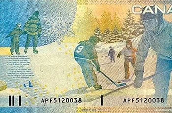 Tờ tiền giấy 5 đô của Canada có hình ảnh các em bé đang chơi khúc côn cầu. Phần chữ trên tờ tiền là được trích dẫn từ truyện ngắn của Roch Carrier.