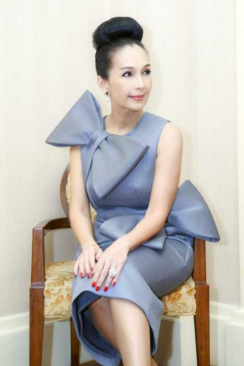 (VTC News) - 'Nữ hoàng ảnh lịch' một thời - Diễm My khoe nhan sắc rạng rỡ khó tin trong một thiết kế thanh lịch của NTK Đỗ Mạnh Cường.