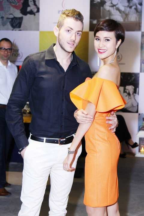 Đặc biệt cô còn được sự “tháp tùng” của một người bạn Tây khá thân thiết.