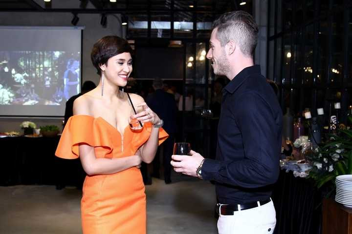 Từ đầu năm nay, người đẹp đã bị bắt gặp khi thường xuyên xuất hiện cùng chàng trai này tuy nhiên cô cho biết đây chỉ là bạn bè bình thường.