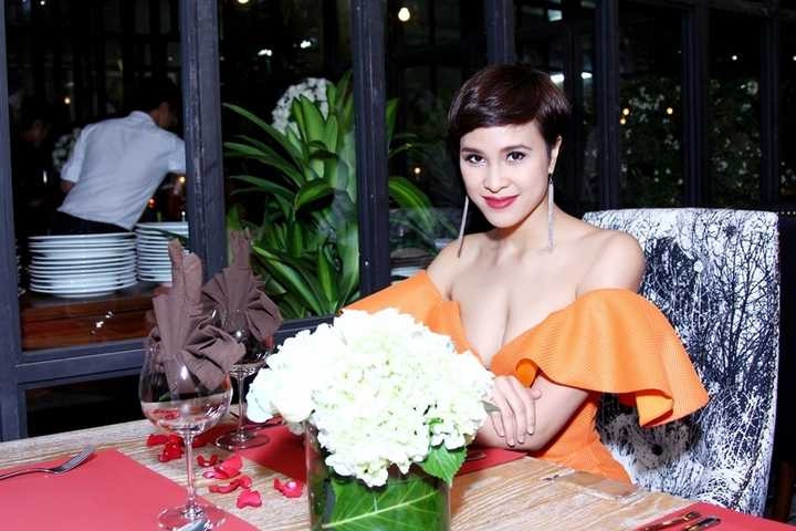 cô tiếp tục được mời làm MC cho một buổi tiệc sang trọng dành cho những nhân vật tiếng tăm trong giới tài chính và nghệ thuật.