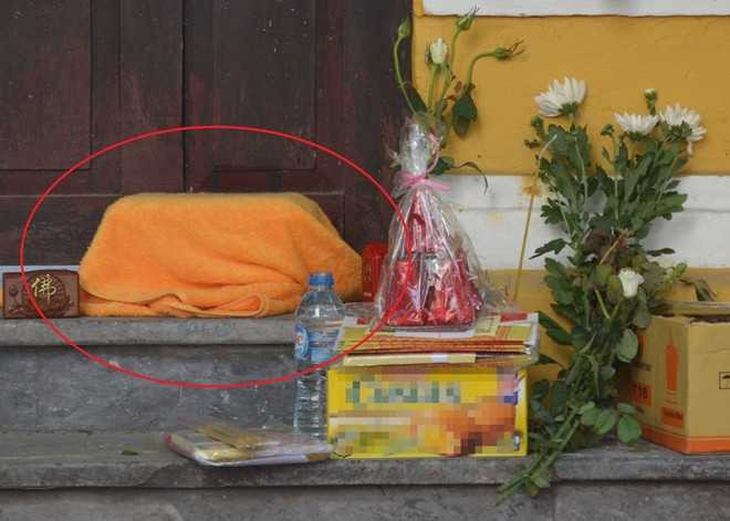 Thi thể hài nhi ở cổng chùa cùng tờ giấy 'mẹ xin lỗi'