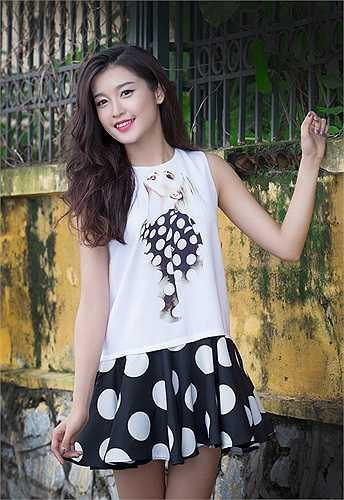 Cô từng khiến nhiều người choáng váng khi khoe loạt ảnh về ngôi biệt thự rộng tới 800m2, mà các trang tin từng gọi là 'căn nhà triệu đô' ở Hà Nội.