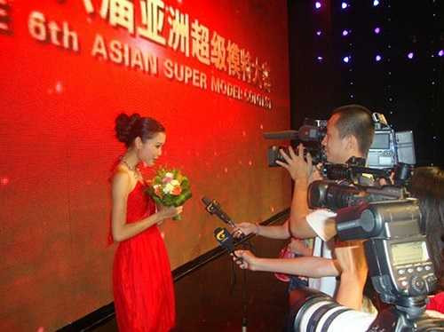 rả lời về thực hư nguồn gốc của biệt thự này, á hậu Huyền My khẳng định đây không phải là nhà do đại gia mua tặng cô mà là nhà riêng của gia đình, do bố mẹ cô kiếm tiền xây nên.