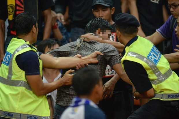 CĐV Malaysia bị bắt