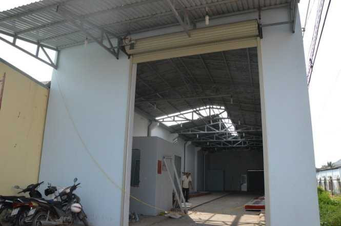 Gia đình ông Trần Văn Truyền tháo dỡ nhà kho