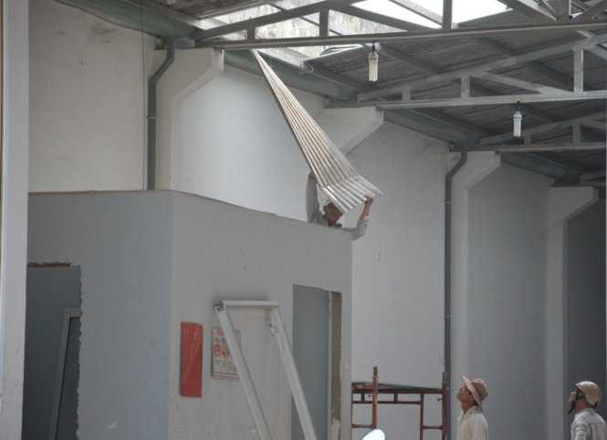 Gia đình ông Trần Văn Truyền tháo dỡ nhà kho