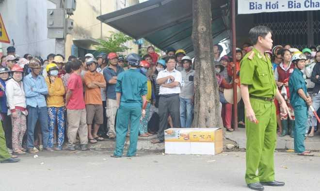 Huy động quân đội rà bom, kiểm tra chiếc hòm giữa đường