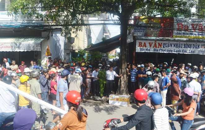 Huy động quân đội rà bom, kiểm tra chiếc hòm giữa đường