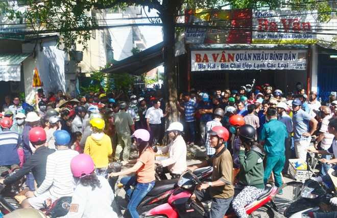 Huy động quân đội rà bom, kiểm tra chiếc hòm giữa đường