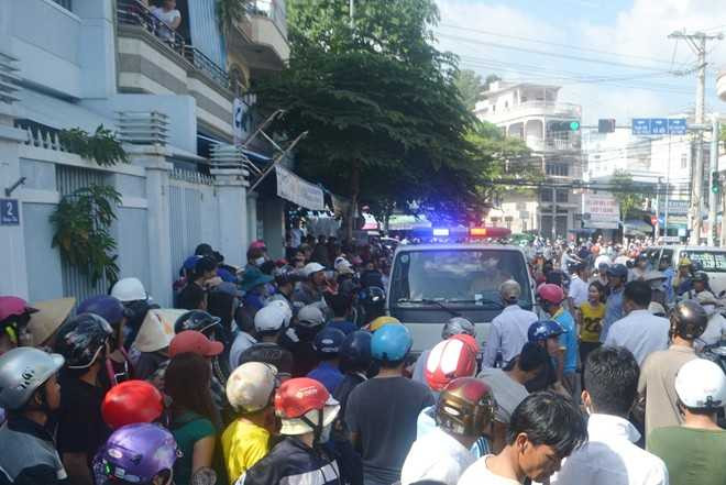 Huy động quân đội rà bom, kiểm tra chiếc hòm giữa đường