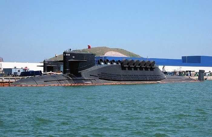 Tàu ngầm hạt nhân tên lửa đạn đạo Type 094 của Trung Quốc. Tàu được trang bị 16 quả tên lửa JL-2 với 144 đầu đạn hạt nhân, với tầm bắn từ 10.000-12.000 km