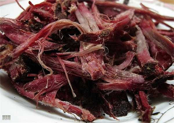 Thịt trâu gác bếp loại xin được bán với giá trên dưới 1 triệu 1 kg, là đặc sản vùng núi Tây Bắc và được sử dụng nhiều trong các dịp lễ tết, cỗ bàn. Loại sản vật này cũng được xem là một món ăn ưa chuộng của những người thích nhậu nhẹt lai rai trong những ngày nghỉ của các dịp lễ Tết.