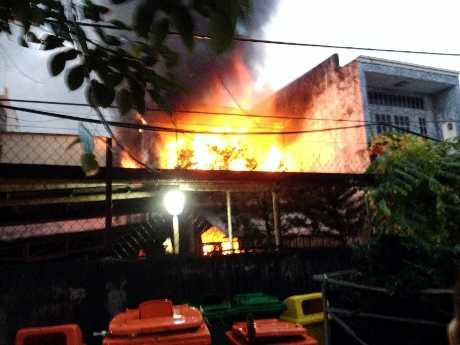 Phá cửa cứu cụ bà 80 tuổi trong biển lửa