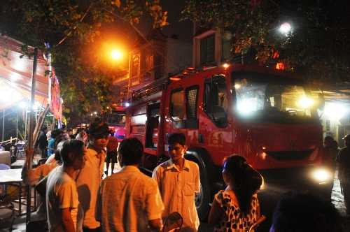 Phá cửa cứu cụ bà 80 tuổi trong biển lửa