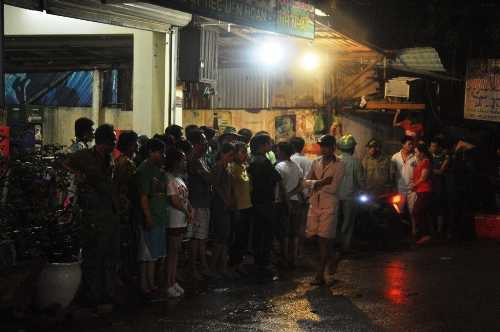 Phá cửa cứu cụ bà 80 tuổi trong biển lửa