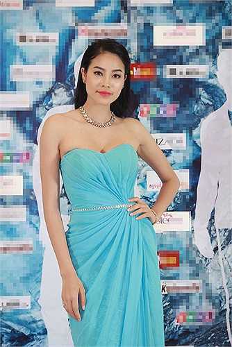 Trở lại TP.HCM sau khi kết thúc cuộc thi Hoa hậu Việt Nam 2014, tối qua (9/12), Phạm Hương đã xuất hiện trong sự kiện thời trang 'Đại hội mỹ nam' thu hút nhiều người tham gia.
