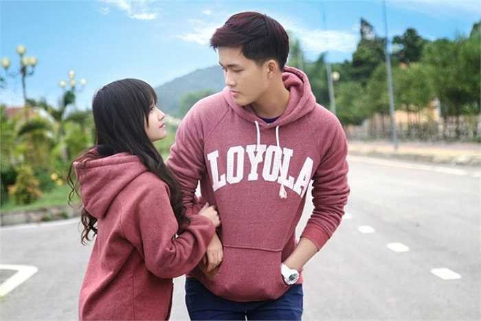 Chàng trai cho biết thêm: 'Tuy trước có chơi với nhau, nhưng chúng mình cũng chỉ là bạn bè bình thường. Lên đại học, mỗi người một nơi nên cũng không liên lạc nhiều. Thế nhưng, trong dịp nghỉ hè vừa rồi, cả hai về quê chơi. Lúc đó, mình gặp phải khá nhiều chuyện buồn, bế tắc trong công việc và cuộc sống. Quyên đã là người thường xuyên ở bên, tâm sự và đưa cho mình nhiều lời khuyên. Cả 2 nói chuyện qua lại một thời gian, rồi có tình cảm với nhau lúc nào không hay. Hơn nữa, Quyên còn có khá nhiều 